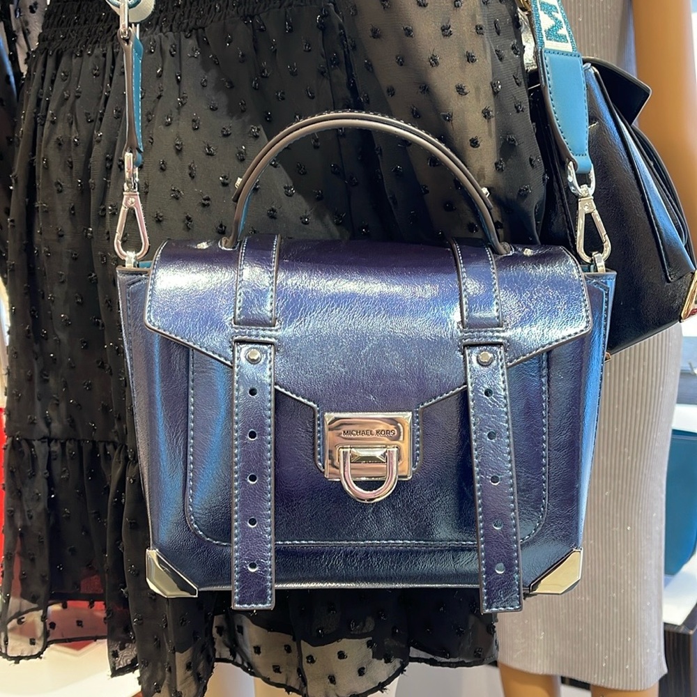 MICHAEL KORS
Manhattan Medium TH SCHOOL Crackled Metallic Leather SATCHEL
TEAL - Picture 6 of 16